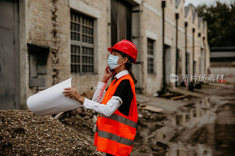 建筑师使用手机