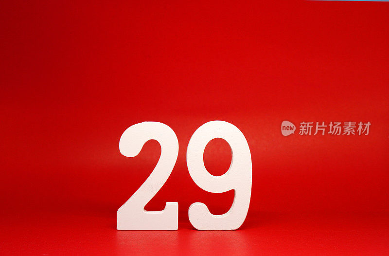 29(29)白色数字木制孤立红色背景与拷贝空间-新推广29%的商业财务概念