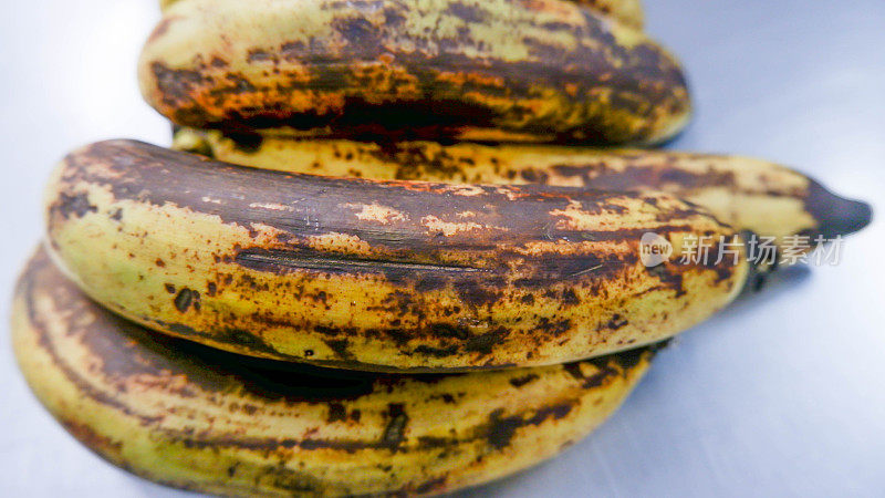 香蕉熟了，皮不好看