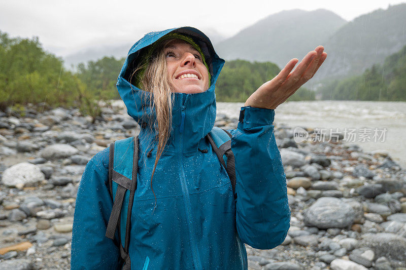 女徒步旅行者在暴雨中