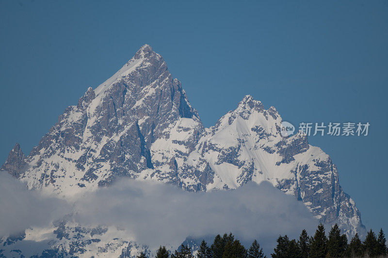 白雪皑皑的大提顿山峰高耸入云