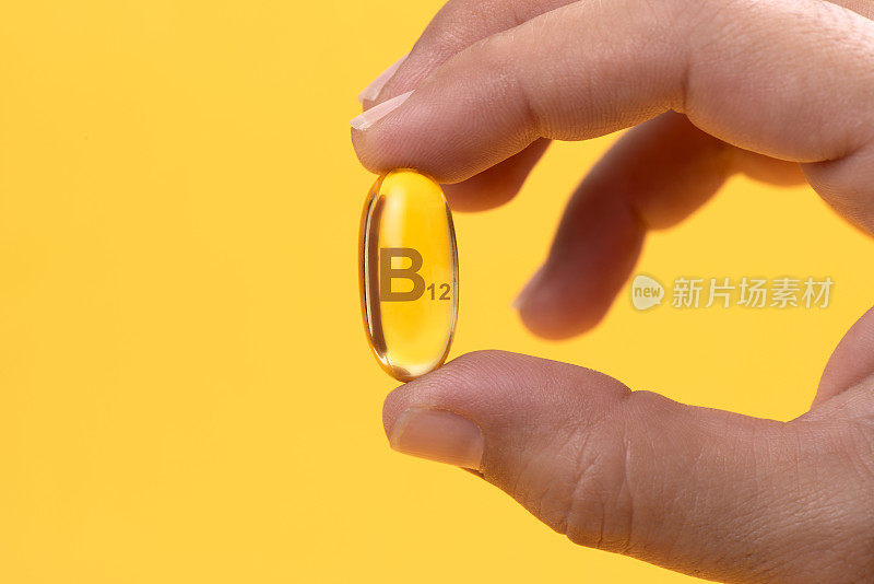 手持维生素B12胶囊