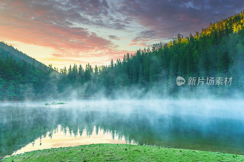 清晨的山湖