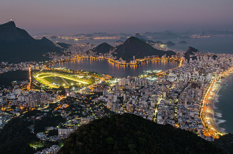 里约热内卢伊帕内玛区的建筑夜景