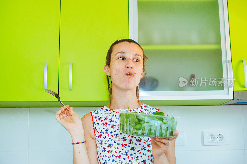 女人喜欢绿色沙拉的照片