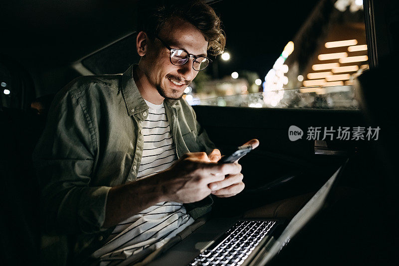 外面下雨的时候一个人在车里