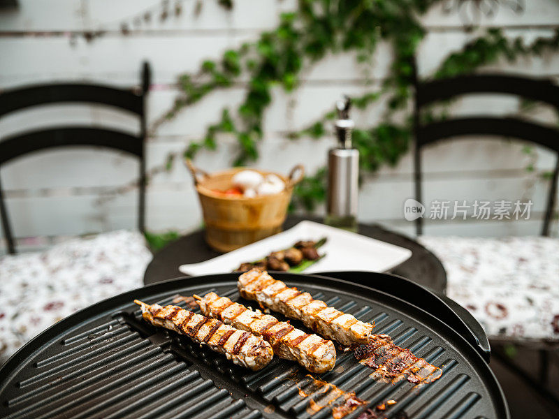 烤架上的鸡肉串和蔬菜