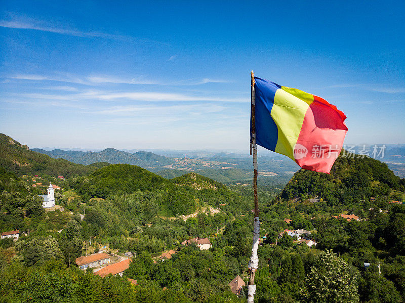 罗马尼亚特兰西瓦尼亚美丽的风景上飘扬的罗马尼亚国旗