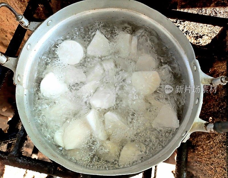 在炉子上煮萝卜汤-食物准备。