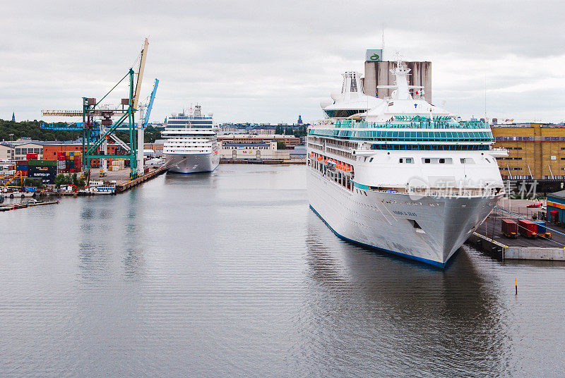 邮轮停靠在赫尔辛基海港，海洋之景准备出发