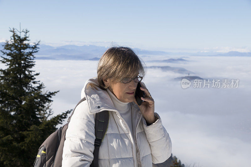 老妇人在山上呼吸着新鲜空气