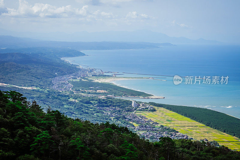 从八彦山上的滑翔伞起飞点俯瞰日本海(新泻县八彦村)