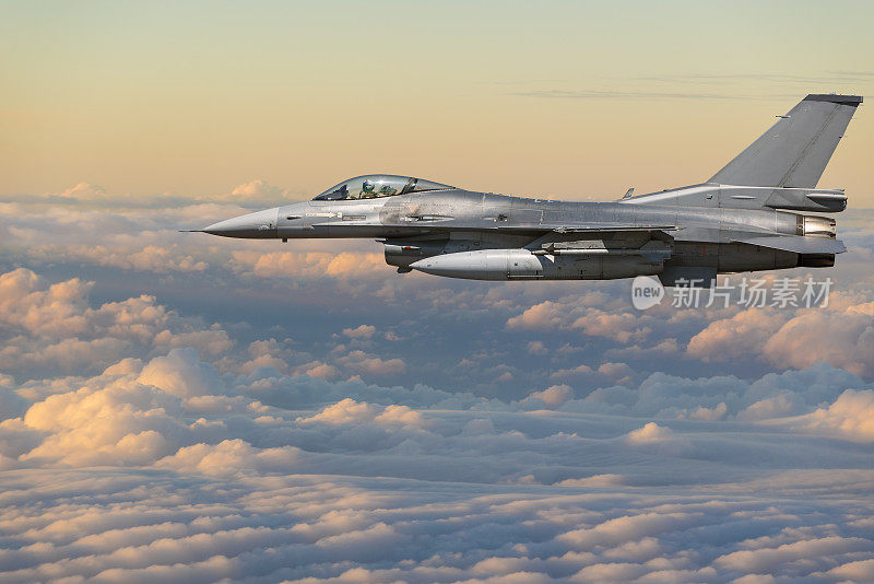 F-16战斗机在日落时飞过云层