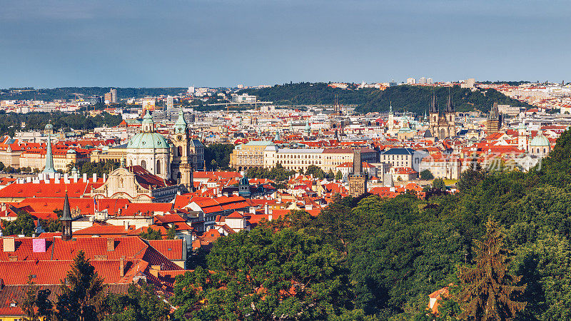 布拉格老城的全景与瓦片屋顶。布拉格,捷克共和国