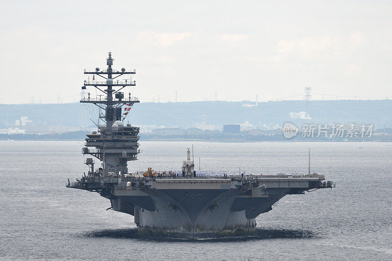 一艘美国海军航空母舰在东京湾航行。