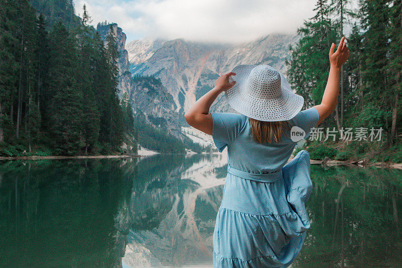 一名女性游客在意大利度假，享受湖畔美景