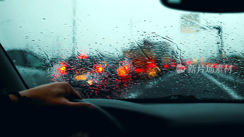 下雨天在城市的车流中开车
