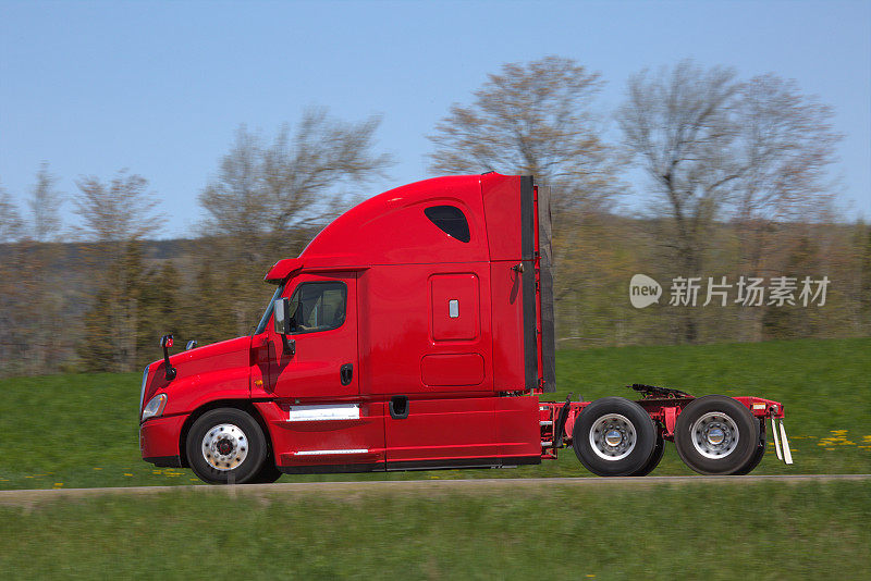 红色半卡车行驶在高速公路上