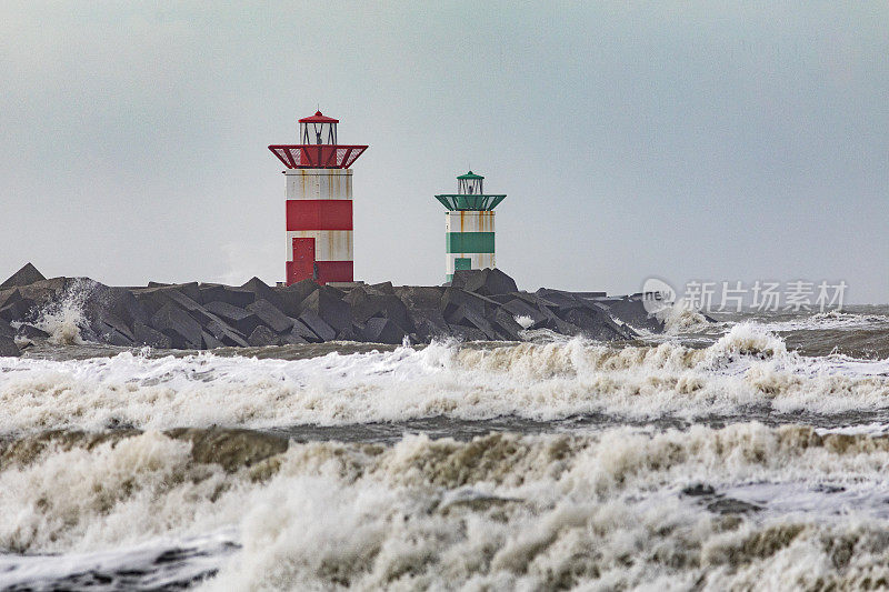 在一个暴风雨的日子里，北海沿岸的斯海弗宁根海滩