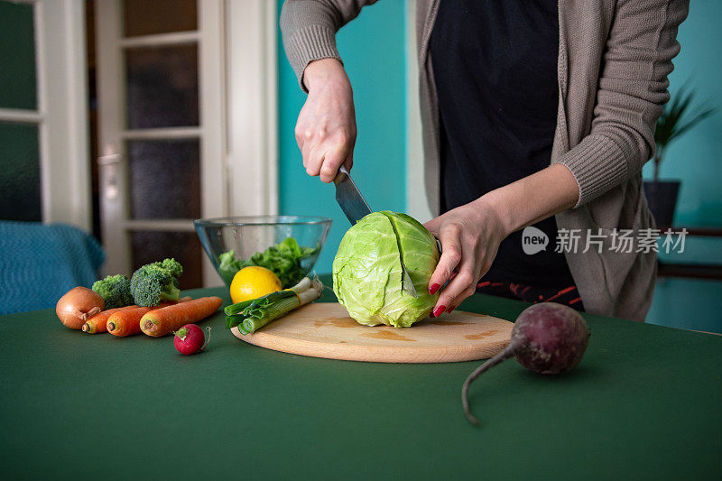 一位面目全非的年轻女子正在准备健康餐