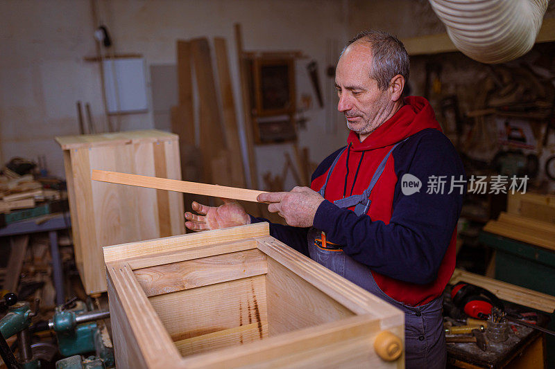 白人高级男性木匠制作家具