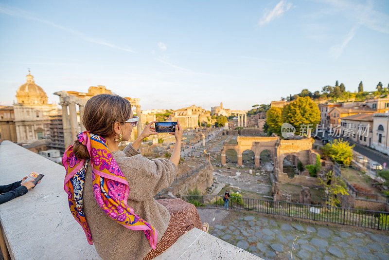 在罗马的罗马广场上欣赏景色的女人