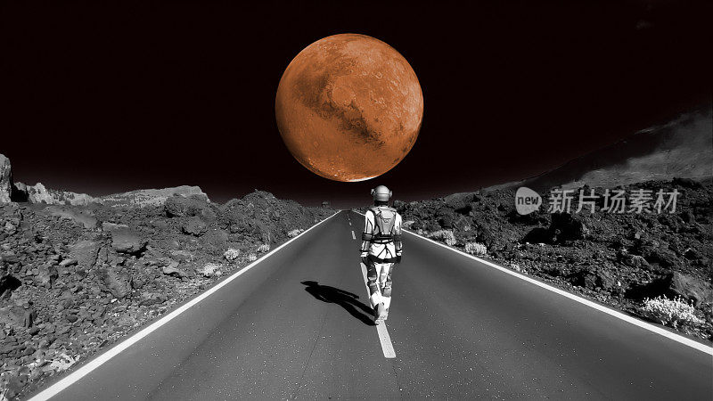 宇航员在月球上行走。回到火星老家