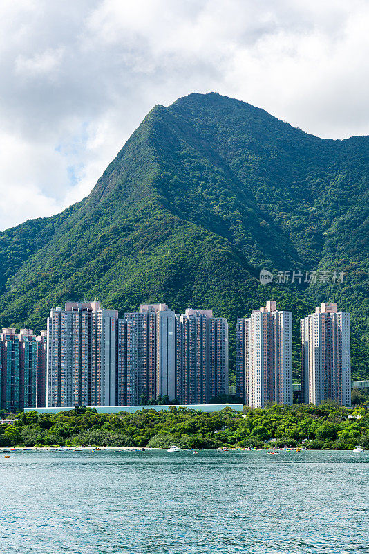 马鞍山和密集的住宅公寓建筑