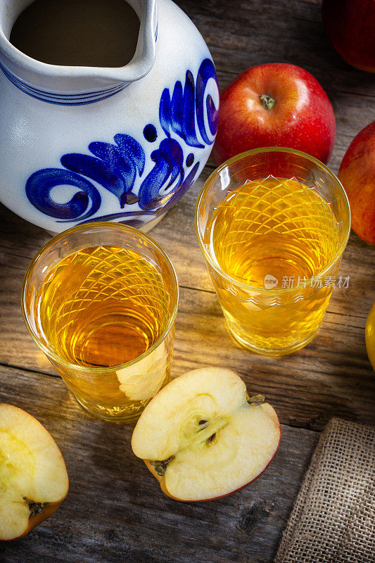 Apfelwein——传统的黑种人饮料——苹果酒饮料