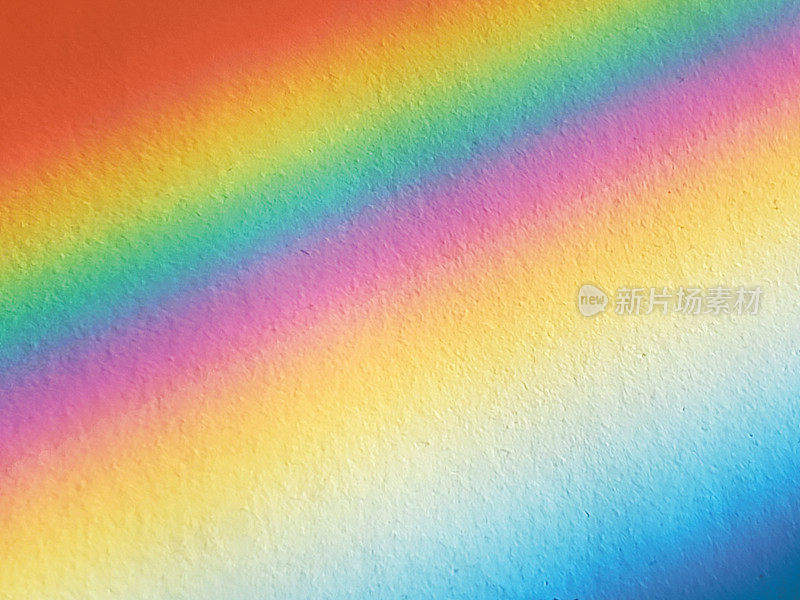 彩虹光照射在一张白色的纸上