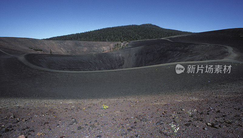 火山灰锥，Tephra火山锥，拉森国家公园，加利福尼亚;喀斯喀特山脉。由松散的火山渣组成，是拉森最年轻的镁铁质火山。火山渣锥山顶火山口。