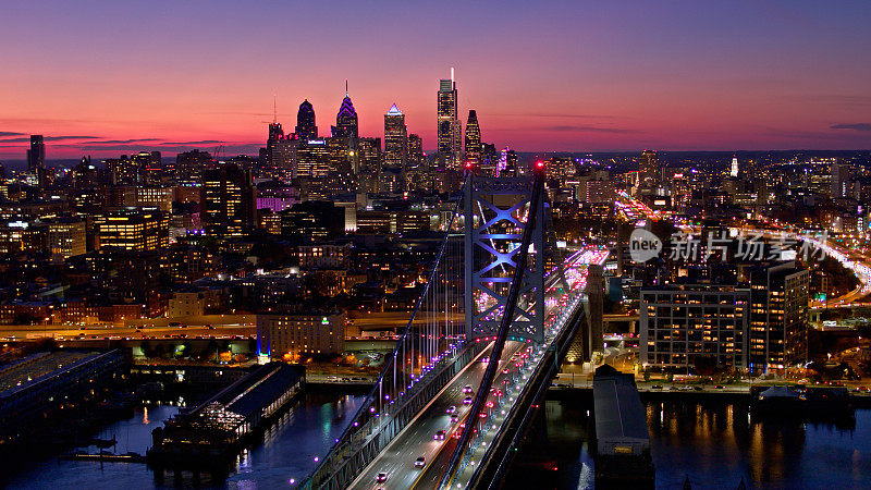 无人机拍摄的本富兰克林桥和费城，宾夕法尼亚州日落