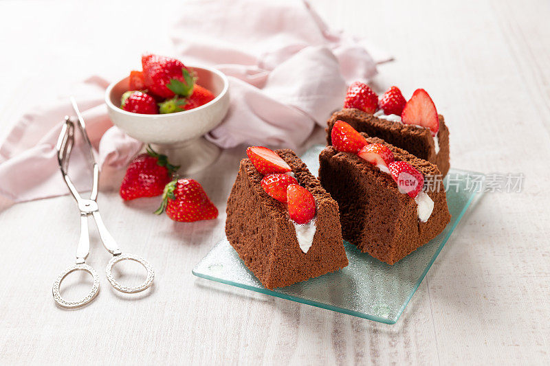 巧克力雪纺蛋糕配草莓和鲜奶油