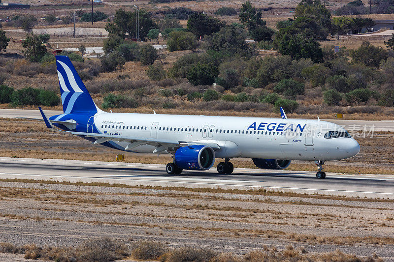 爱琴海航空公司空客A321neo飞机在希腊圣托里尼机场
