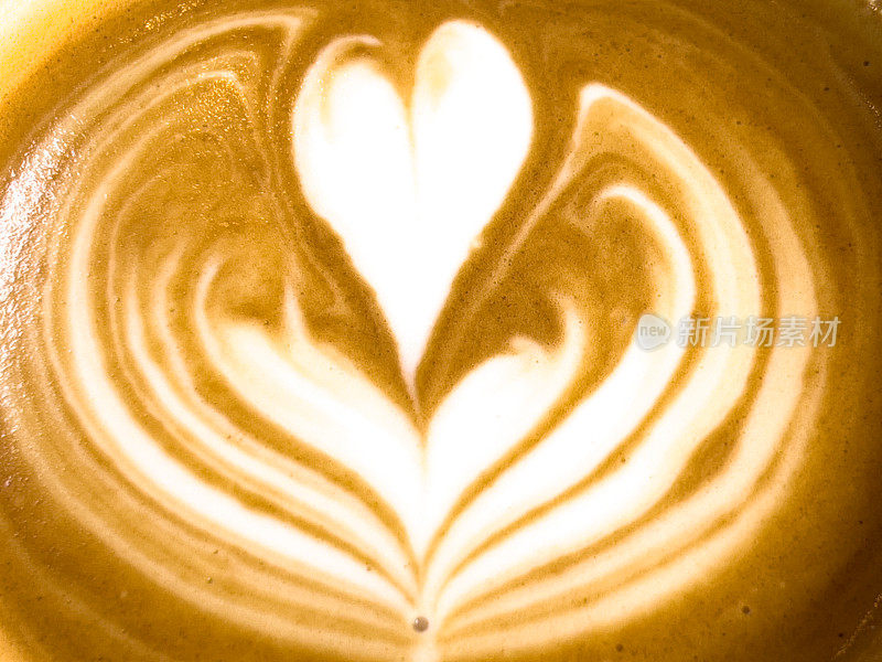 拿铁咖啡与心脏泡沫艺术在咖啡馆