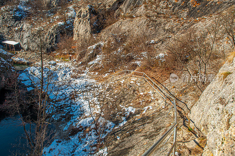 冬季山地景观，河流积雪和树木，最喜欢野餐的地方