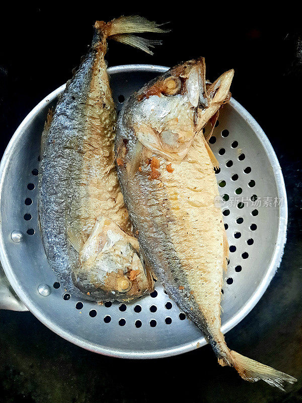 滤锅油炸鲭鱼-食品准备。