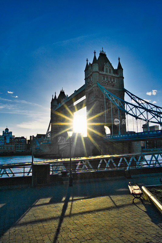 阳光穿过塔桥，在清澈的蓝天下，伦敦，泰晤士河