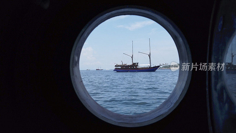 透过窗户看到水上的帆船