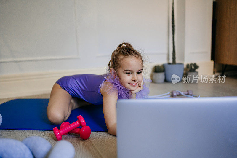 年轻漂亮的芭蕾舞演员在网上课堂上练习经典舞蹈
