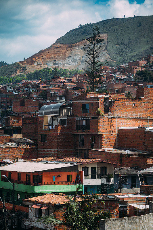 哥伦比亚麦德林(Medellin)科穆纳(Comuna)山上的房屋