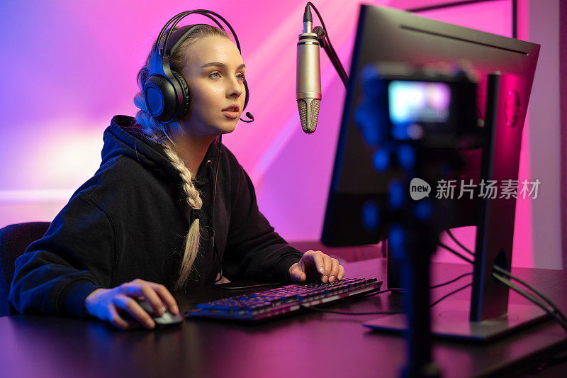专业的电子竞技游戏玩家女孩在PC上玩在线视频游戏