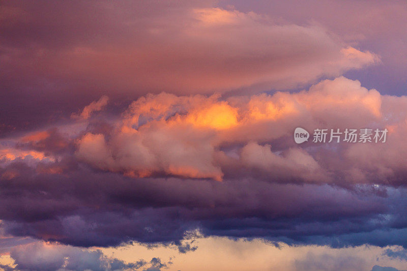 红色和橙色的天空缕缕云蓝色的天空云景科罗拉多户外背景照片系列