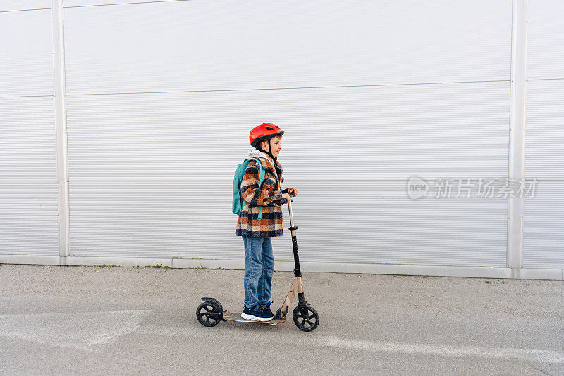 骑滑板车上学