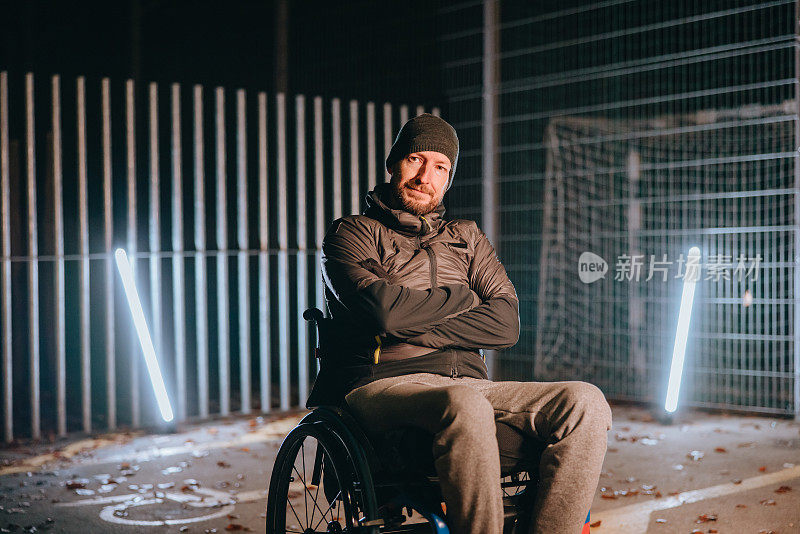 残疾人在夜间坐轮椅的肖像