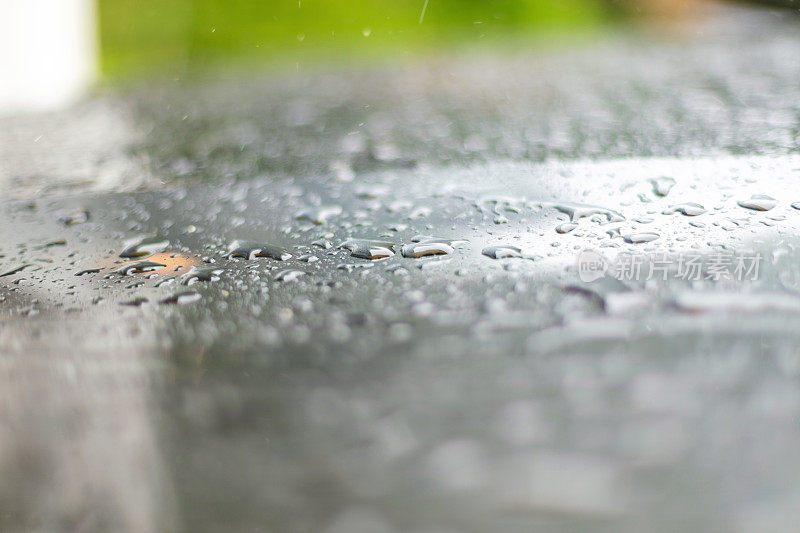 雨在汽车表面-美国中西部的春天天气和季节照片系列