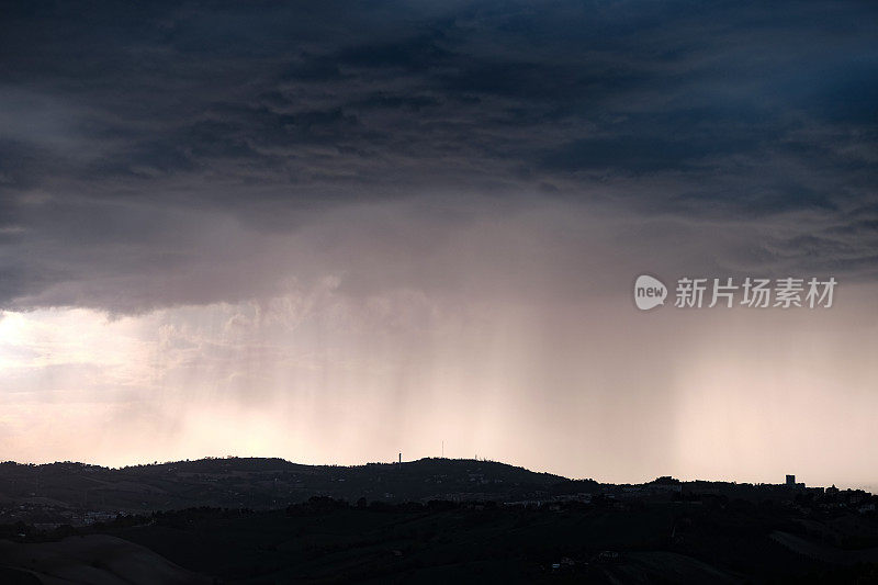 乌云倾盆大雨