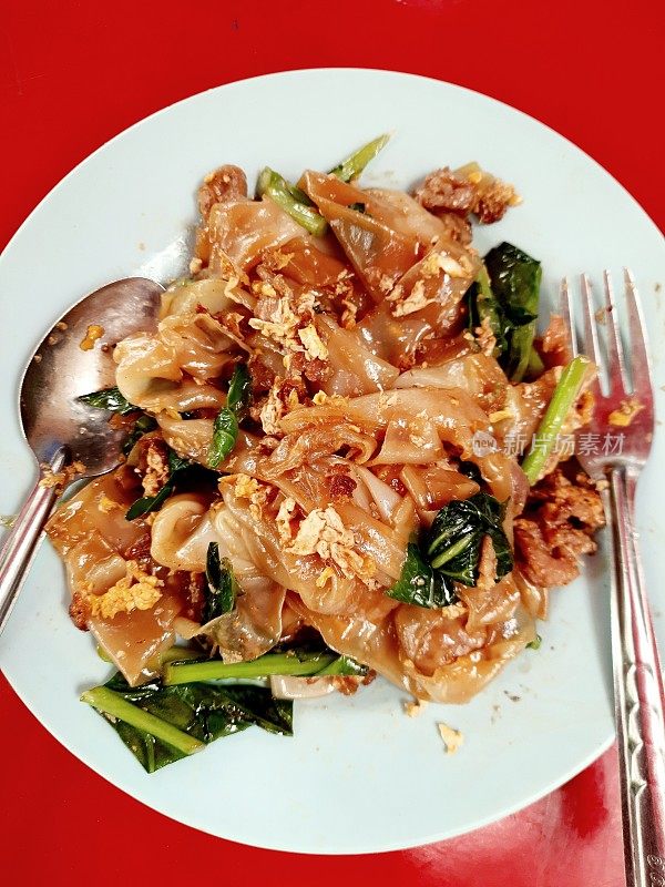 猪肉炒米粉——泰国街头小吃。