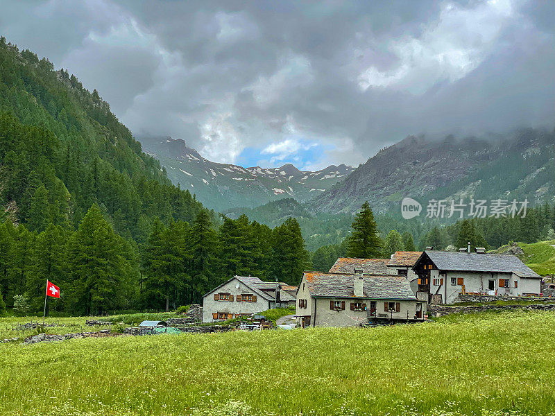 美丽的瑞士岩石山脉环绕着宁静的辛普朗村庄。