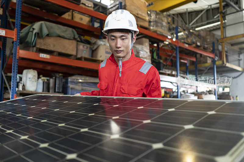 男工厂工人与太阳能电池板